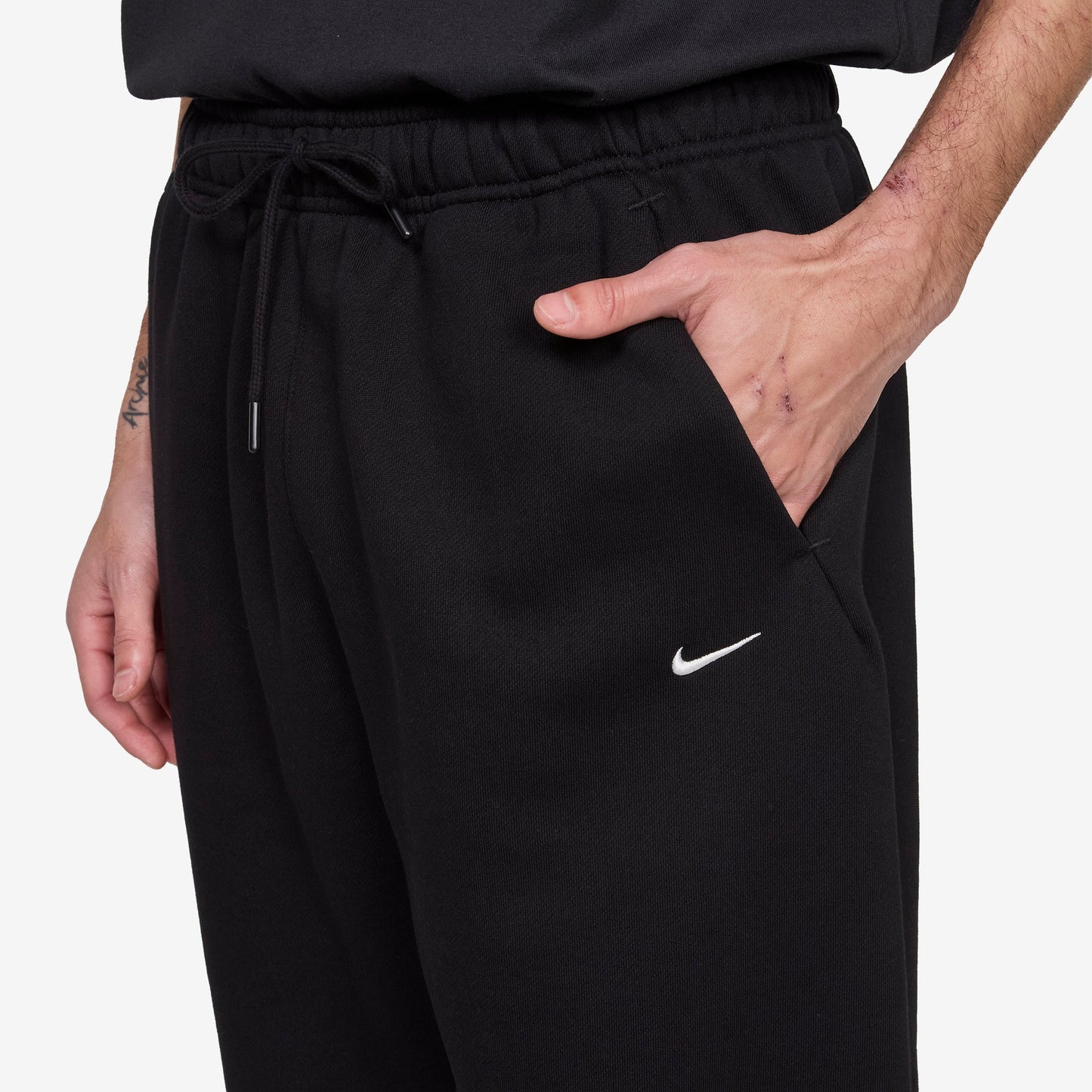 Solo Swoosh Cuffed Pants Total Black | Sail
