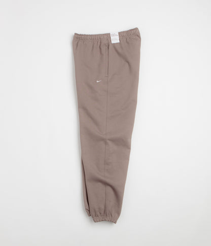 Nike Solo Swoosh Cuffed Sweatpants - Mink Brown / Mink Brown / White